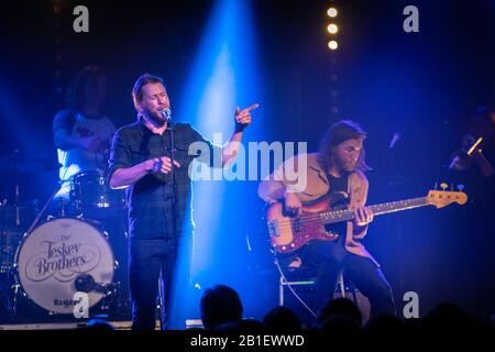 SAM (rechts) und Josh Teskey von der australischen Band The Teskey Brothers pictured in Concert at Concorde 2 in Brighton for The Guardian Review Section. Stockfoto