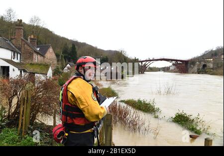 Ironbridge, Shropshire, Großbritannien. Februar 2020. Fluss Severn im Hochwasser in Ironbridge Shropshire Uk. Shropshire Fire and Rescue Services überwachen den Überschwemmungsfall. Credit: David Bagnall/Alamy Live News Stockfoto