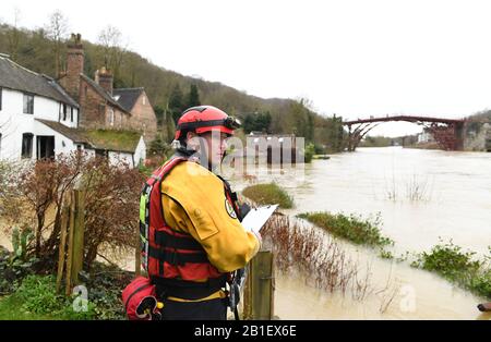 Ironbridge, Shropshire, Großbritannien. Februar 2020. Fluss Severn im Hochwasser in Ironbridge Shropshire Uk. Shropshire Fire and Rescue Services überwachen den Überschwemmungsfall. Credit: David Bagnall/Alamy Live News Stockfoto