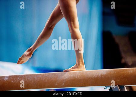 Balance Balken Trainingsbeine junge Frau Turnerin Athletin Stockfoto