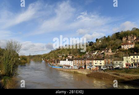 Ironbridge, Großbritannien. Februar 2020. 0 River Severn im Hochwasser in Ironbridge Shropshire Uk. Die Hochwasserschutzbarrieren des Environment Agency verteidigen Objekte auf Der Wharfage, aber die Prognosen sind, dass der Fluss die Barrieren später heute überholen wird. Credit: David Bagnall/Alamy Live News Stockfoto