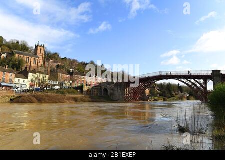 Ironbridge, Großbritannien. Februar 2020. 0 River Severn im Hochwasser in Ironbridge Shropshire Uk. Die Hochwasserschutzbarrieren des Environment Agency verteidigen Objekte auf Der Wharfage, aber die Prognosen sind, dass der Fluss die Barrieren später heute überholen wird. Credit: David Bagnall/Alamy Live News Stockfoto