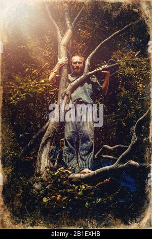 Mann in der alten Baumkrone, alte Buche, alter Fotoeffekt. Stockfoto