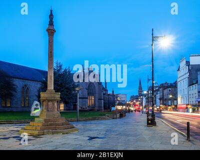 Das Mercat Cross an der Steeple Church am Nethergate in der Dämmerung Dundee Scotland Stockfoto