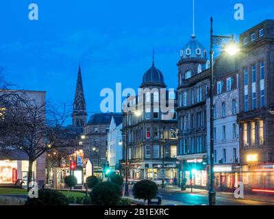 Blick auf Nethergate in der Abenddämmerung von der Steeple Church in Dundee Scotland Stockfoto