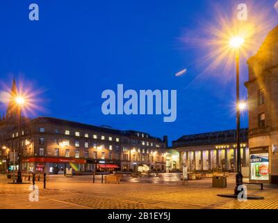 City Square und Caird Hall in der Dämmerung Dundee Scotland Stockfoto