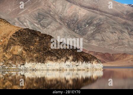 Spiegelreflexion in ruhiger See. Morgenlicht. Westliche Mongolei Stockfoto