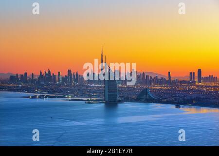 Skyline der Stadt Dubai bei Sonnenaufgang, Vereinigte Arabische Emirate Stockfoto