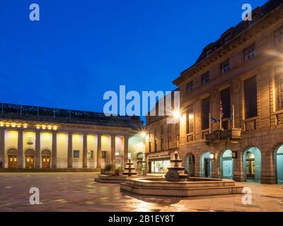 Caird Hall und die Council Chambers auf dem City Square in der Dämmerung Dundee Scotland Stockfoto