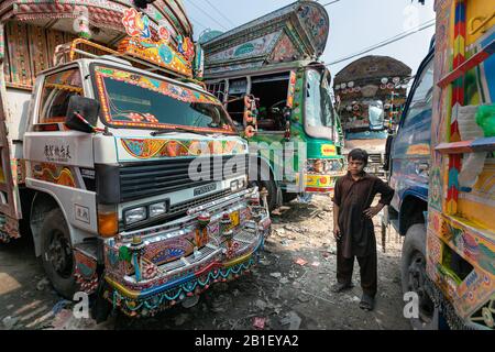 Lahore, Pakistan: Pakistanische Truck Decoration Artists. Bunte Jingle Trucks Wartung Stockfoto