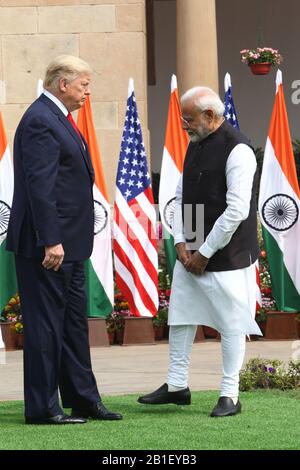 Neu-Delhi, Indien. Februar 2020. Der indische Premierminister Narendra Modi mit US-Präsident Donald Trump während des Besuchs des US-Präsidenten in Neu-Delhi. (Foto von Sondeep Shankar/Pacific Press) Credit: Pacific Press Agency/Alamy Live News Stockfoto