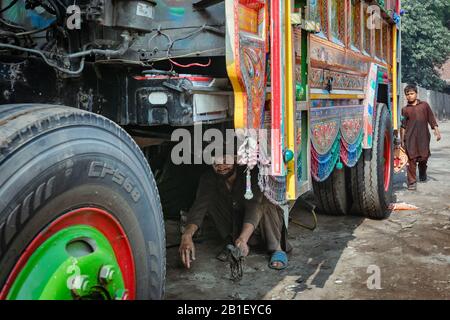 Lahore, Pakistan: Pakistanische Truck Decoration Artists. Bunte Jingle Trucks Wartung Stockfoto