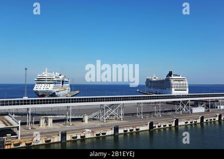 Urlaub mit der großen weißen Schiffsfähre im Hafenhafen von Tallinn auf dem Wasser. Blauer Himmel und heller Tag im Meer Stockfoto