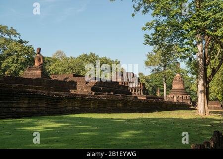 Die Ruinen des Wat Phra Kaeo im Historischen Park der Stadt Kamphaeng Phet in der Provinz Kamphaeng Phet in Nord-Thailand. Thailand, K. Stockfoto