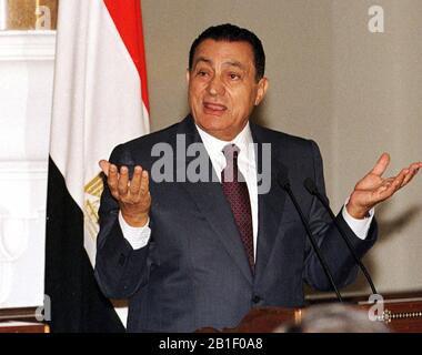 (200225) -- PEKING, 25. Februar 2020 (Xinhua) -- Dateifoto vom 2. Oktober 2000 zeigt, dass Husni Mubarak an einer Pressekonferenz in Kairo, Ägypten, teilnimmt. Der ägyptische ehemalige Präsident Husni Mubarak ist im Alter von 91 Jahren nach langer Krankheit gestorben, berichtete das staatliche Nilfernsehen am Dienstag. (Xinhua/Wang Jianhua) Stockfoto