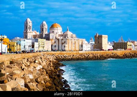 Cadiz, SPANIEN - 30. DEZEMBER: Panoramaaussicht auf die Stadt am 30. Dezember 2015 in Cadiz, Spanien, am Mittelmeer und an der Kathedrale gelegen, rufen Sie an Stockfoto