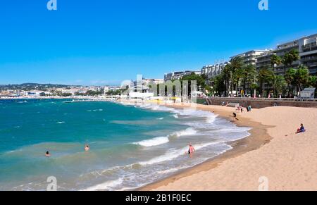 Cannes, FRANKREICH - 15. MAI: Sonnenbäder am öffentlichen Strand am Ende der Promenade de la Croisette am 15. Mai 2015 in Cannes, Frankreich. Diese Promenade Stockfoto