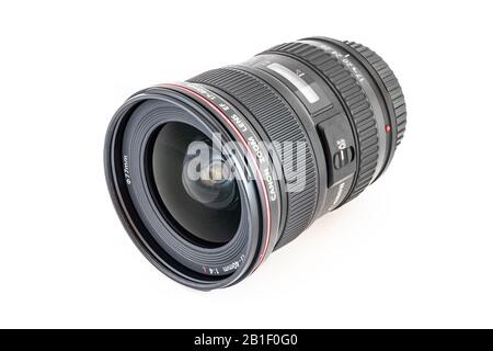 Huelva, Spanien - 23. Februar 2020: Canon EF 17-40 mm F/4L USM - Canon Objektiv (Brennweite 17-40 mm, Blende f 4-22, OPTISCHER 2,4FACH-Zoom, Durchmesser: Stockfoto