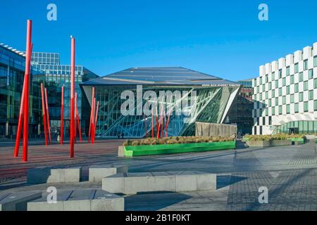 Irland, Dublin, Docklands, Grand Canal Square, das Bord-Gais-Energie-Theater (Grand Canal Theatre) Foto © Fabio Mazzarella/Sintesi/Alamy Stock Phot Stockfoto