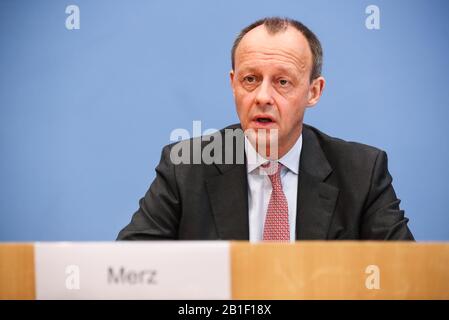 Berlin, Deutschland. Februar 2020. Der ehemalige CDU-Fraktionschef Friedrich Merz nimmt am 25. Februar 2020 an einer Pressekonferenz in Berlin, der Hauptstadt Deutschlands, Teil. Die regierende christlich-demokratische Union Deutschlands wird am 25. April einen Parteitag abhalten, um einen neuen Parteivorsitzenden zu wählen. Credit: Shan Yuqi/Xinhua/Alamy Live News Stockfoto