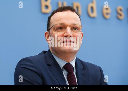 Berlin, Deutschland. Februar 2020. Bundesgesundheitsminister Jens Spahn nimmt am 25. Februar 2020 an einer Pressekonferenz in Berlin, der Hauptstadt Deutschlands, Teil. Deutschlands regierende christlich-demokratische Union (CDU) wird am 25. April einen Parteitag abhalten, um einen neuen Parteichef zu wählen. Credit: Shan Yuqi/Xinhua/Alamy Live News Stockfoto