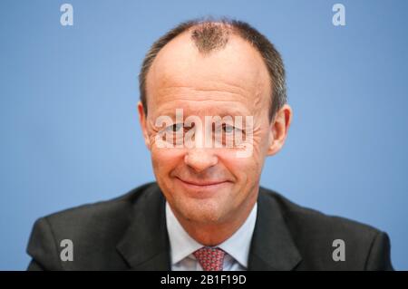 Berlin, Deutschland. Februar 2020. Der ehemalige CDU-Fraktionschef Friedrich Merz nimmt am 25. Februar 2020 an einer Pressekonferenz in Berlin, der Hauptstadt Deutschlands, Teil. Die regierende christlich-demokratische Union Deutschlands wird am 25. April einen Parteitag abhalten, um einen neuen Parteivorsitzenden zu wählen. Credit: Shan Yuqi/Xinhua/Alamy Live News Stockfoto