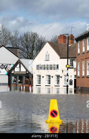 Shrewsbury, Shropshire, Großbritannien - Dienstag, 25. Februar 2020 - Der Pub Seven Stars ist wegen Überschwemmungen im Stadtteil Coleham abgeschnitten. Der Fluss Severn wird später heute seinen Höhepunkt erreichen, und für Shrewsbury gilt derzeit eine "Severn Flood Warning". Foto Steven May / Alamy Live News Stockfoto