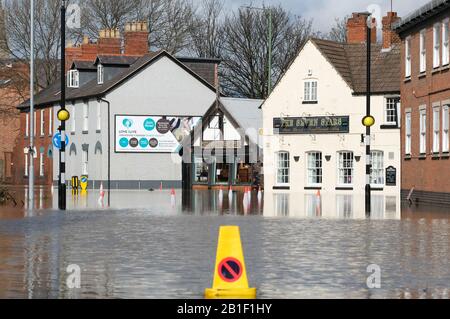 Shrewsbury, Shropshire, Großbritannien - Dienstag, 25. Februar 2020 - Überschwemmungen im Stadtteil Coleham der Stadt. Der Fluss Severn wird später heute seinen Höhepunkt erreichen, und für Shrewsbury gilt derzeit eine "Severn Flood Warning". Foto Steven May / Alamy Live News Stockfoto