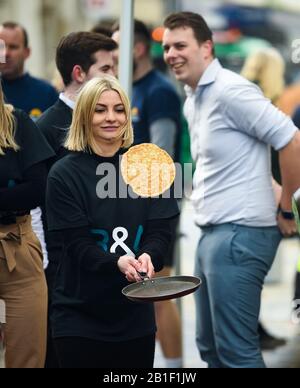 Eastbourne UK 25. Februar 2020 - Aktion aus den jährlichen Eastbourne Pancake-Rennen, die jeden Shrove Dienstag stattfinden, um Geld für das lokale St Wilfred's Hospice zu sammeln: Credit Simon Dack/Alamy Live News Stockfoto