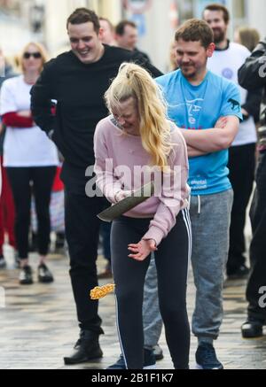 Eastbourne UK 25. Februar 2020 - Aktion aus den jährlichen Eastbourne Pancake-Rennen, die jeden Shrove Dienstag stattfinden, um Geld für das lokale St Wilfred's Hospice zu sammeln: Credit Simon Dack/Alamy Live News Stockfoto