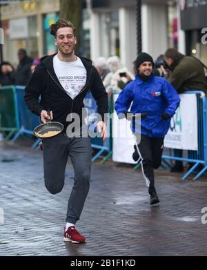 Eastbourne UK 25. Februar 2020 - Aktion aus den jährlichen Eastbourne Pancake-Rennen, die jeden Shrove Dienstag stattfinden, um Geld für das lokale St Wilfred's Hospice zu sammeln: Credit Simon Dack/Alamy Live News Stockfoto