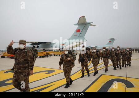 Wuhan, Chinas Provinz Hubei. Februar 2020. Geste der Militärmediziner, nachdem sie ein Flugzeug der Luftwaffe Der Volksbefreiungsarmee (PLA) auf dem Tianhe International Airport in Wuhan, der zentralchinesischen Provinz Hubei, 2. Februar 2020 deplantiert hatten. Credit: Long Deyong/Xinhua/Alamy Live News Stockfoto