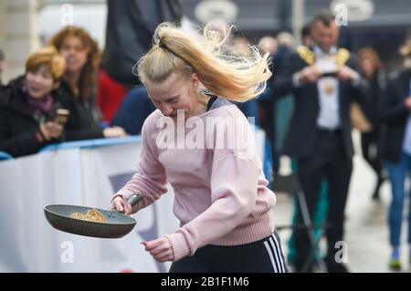 Eastbourne UK 25. Februar 2020 - Aktion aus den jährlichen Eastbourne Pancake-Rennen, die jeden Shrove Dienstag stattfinden, um Geld für das lokale St Wilfred's Hospice zu sammeln: Credit Simon Dack/Alamy Live News Stockfoto