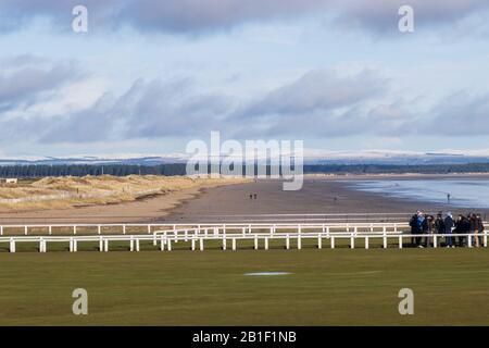 ST ANDREWS, SCHOTTLAND - 25/2/2020 - BLICK auf den Westsand von über den Alten Kurs, mit einer erwarteten Menge im Rahmen. Stockfoto