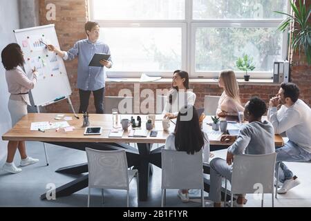 Asian Guy und afro Woman, die eine Geschäftspräsentation machen Stockfoto
