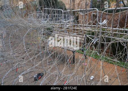 Beirut, Libanon. 25. Februar 2020: Stacheldraht außerhalb des libanesischen parlaments als Sicherheitsmaßnahmen gegen Regierungsgegner, die sich gegen Regierungskorruption und Wirtschaftskrise im Libanon einsetzen. Demonstranten haben sich mit den libanesischen Sicherheitskräften in Beirut zusammengetan, die versuchten, ein Vertrauensvotum im parlament über das neue Kabinett zu stoppen, das ihrer Meinung nach ihren Forderungen nicht entspricht, und den Libanon nicht vor wirtschaftlichen Katastrophen retten können.Credit: Amer Ghazzal/Alamy Live News Stockfoto