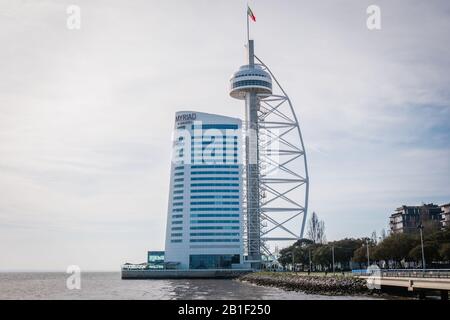 Der Vasco da Gama Tower ist ein 145 Meter langer Gitterturm mit Wolkenkratzer in der Zivilpfarrei Parque das Nações, Gemeinde Lissabon, in Portugal Stockfoto