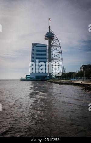 Der Vasco da Gama Tower ist ein 145 Meter langer Gitterturm mit Wolkenkratzer in der Zivilpfarrei Parque das Nações, Gemeinde Lissabon, in Portugal Stockfoto