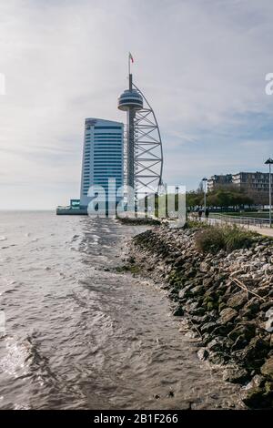 Der Vasco da Gama Tower ist ein 145 Meter langer Gitterturm mit Wolkenkratzer in der Zivilpfarrei Parque das Nações, Gemeinde Lissabon, in Portugal Stockfoto