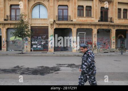 Beirut, Libanon. 25. Februar 2020: Ein libanesischer Soldat geht an beschädigten Objekten vorbei, die von Regierungsgegnern mit Graffiti bedeckt sind, die sich gegen Regierungskorruption und Wirtschaftskrise im Libanon einsetzen. Demonstranten haben sich mit den libanesischen Sicherheitskräften in Beirut zusammengetan, die versuchten, ein Vertrauensvotum im parlament über das neue Kabinett zu stoppen, das ihrer Meinung nach ihren Forderungen nicht entspricht, und den Libanon nicht vor wirtschaftlichen Katastrophen retten können.Credit: Amer Ghazzal/Alamy Live News Stockfoto