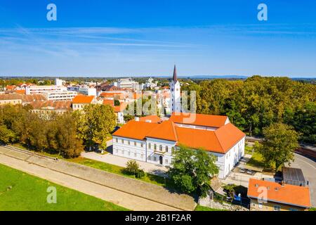 Kroatien, Stadt Sisak, Luftaufnahme von drohne von der Altstadt und der Brücke über den Fluss Kupa Stockfoto