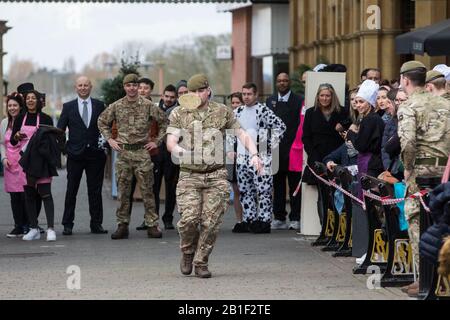 Windsor, Großbritannien. Februar 2020. Ein Soldat der 1st Battalion Welsh Guards zeigt seine Flipping-Fähigkeiten und seine ausgefallene Fußarbeit, als er am Dienstag in Shrove in der Windsor and Eton Flippin' Pancake Challenge um die Unterstützung des Alexander Devine Children's Hospice Service konkurriert. Credit: Mark Kerrison/Alamy Live News Stockfoto