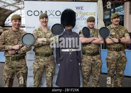 Windsor, Großbritannien. Februar 2020. Soldaten des 1st Battalion Welsh Guards bereiten sich darauf vor, am Dienstag in Shrove in der Windsor and Eton Flippin' Pancake Challenge in Unterstützung des Alexander Devine Children's Hospice Service anzutreten. Credit: Mark Kerrison/Alamy Live News Stockfoto