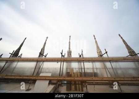 Gerüste und Restaurierung der gotischen Dachskulpturen des Doms auf der Terrazza sul Duomo, Dachterrasse der Mailänder Kathedrale Stockfoto