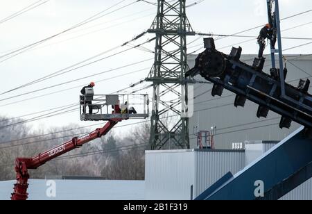 Datteln, Deutschland. Februar 2020. Ein Umweltaktivist wird von der auf einer Hebebühne sitzenden Polizei zum umstrittenen Kohlekraftwerk Datteln 4 gebracht und von einem Förderkran gehoben. Credit: Bernd Thissen / dpa / Alamy Live News Stockfoto