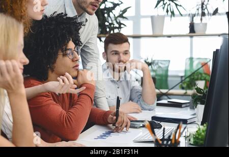 Nahaufnahme des jungen IT-Teams, das Lösungen für Probleme diskutiert Stockfoto