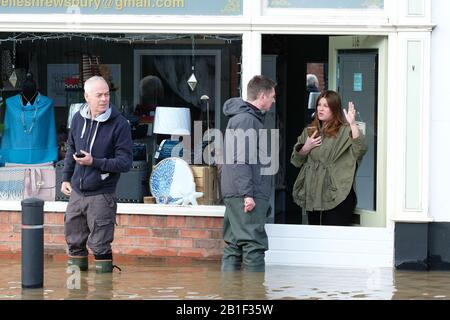 Shrewsbury, Shropshire, Großbritannien - Dienstag, 25. Februar 2020 - EIN überfluteter Ladenbesitzer spricht mit der Presse im überschwemmten Stadtteil Coleham in der Stadt. Der Fluss Severn wird später heute seinen Höhepunkt erreichen, und für Shrewsbury gilt derzeit eine "Severn Flood Warning". Foto Steven May / Alamy Live News Stockfoto