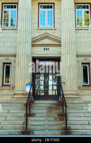 Red Bluff, Kalifornien, USA - 12. November 2012: Der Eingang zum Tehama County Courthouse Stockfoto