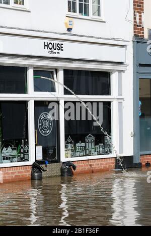 Shrewsbury, Shropshire, Großbritannien - Dienstag, 25. Februar 2020 - EIN lokales Café pumpt Wasser von innen im Stadtteil Coleham der Stadt aus. Der Fluss Severn wird später heute seinen Höhepunkt erreichen, und für Shrewsbury gilt derzeit eine "Severn Flood Warning". Foto Steven May / Alamy Live News Stockfoto