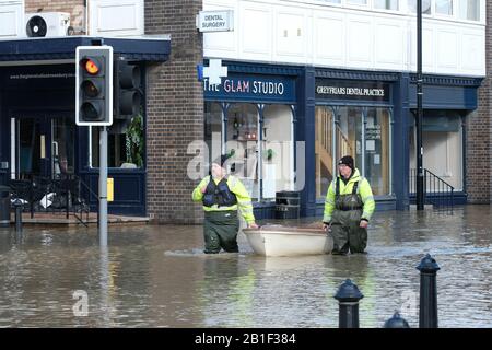 Shrewsbury, Shropshire, Großbritannien - Dienstag, 25. Februar 2020 - Helfer der Gemeinde waten durch die überfluteten Geschäfte im Stadtteil Coleham der Stadt. Der Fluss Severn wird später heute seinen Höhepunkt erreichen, und für Shrewsbury gilt derzeit eine "Severn Flood Warning". Foto Steven May / Alamy Live News Stockfoto